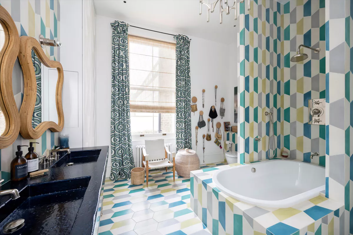 salle de bain colorée