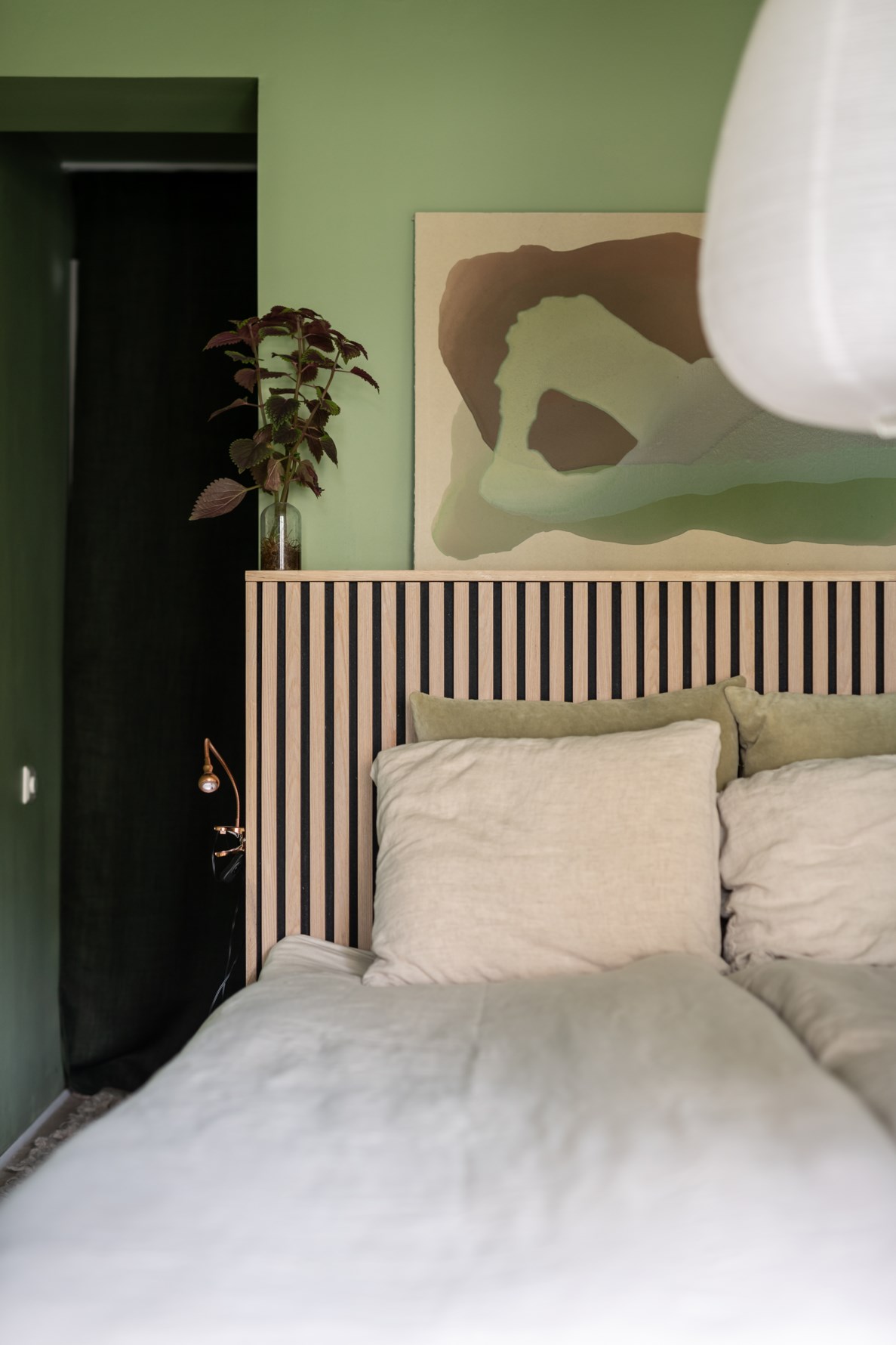 chambre mur vert appartement familial 122m2 décoration colorée chambre mur vert appartement familial 122m2 décoration colorée
