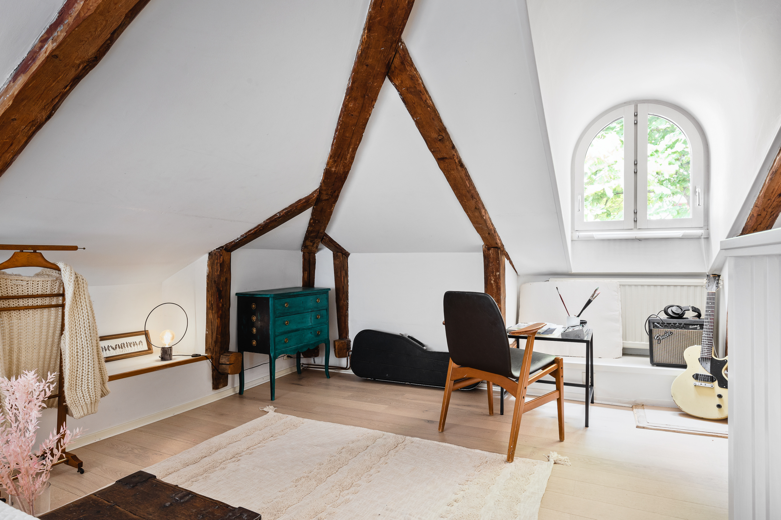 chambre mansardée avec poutres et espace bureau chambre mansardée avec poutres et espace bureau