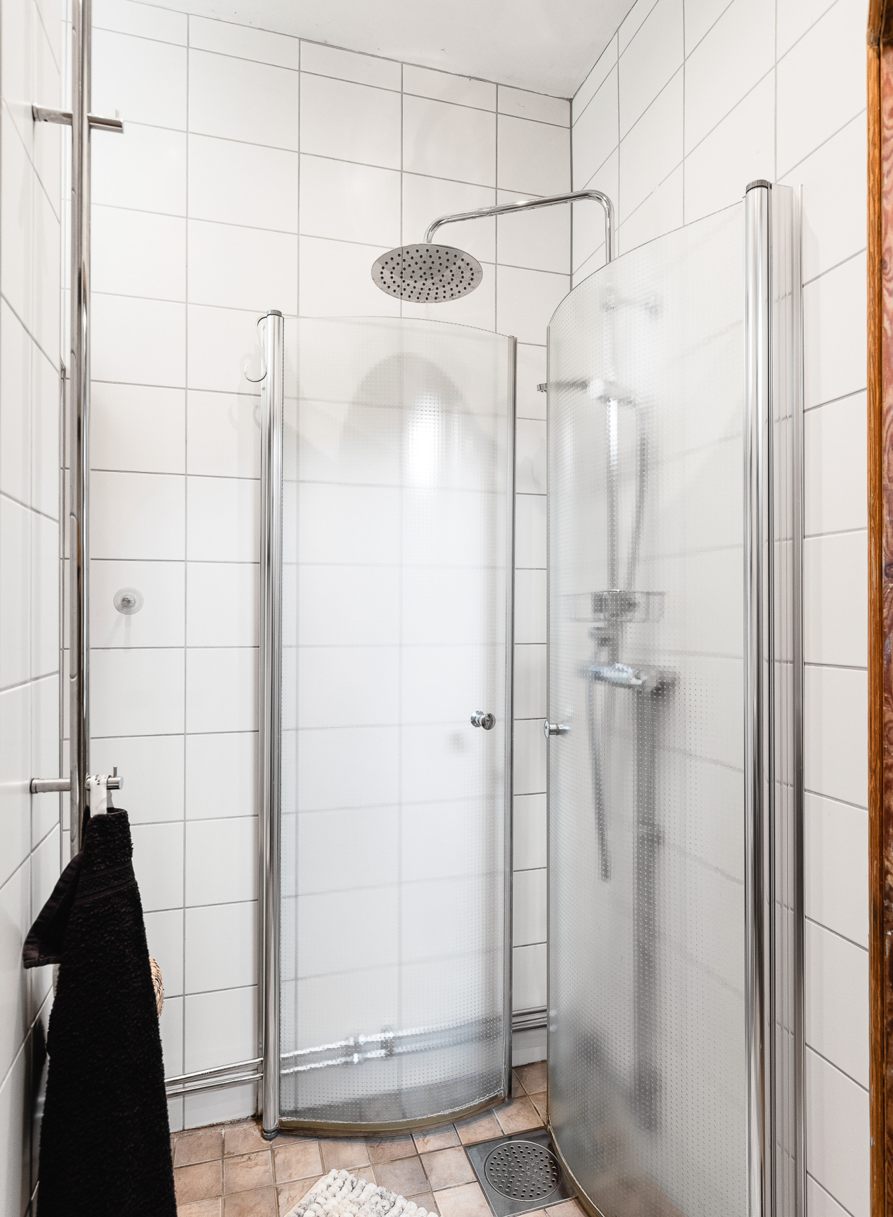 douche à l douche à l'italienne carrelage blanc