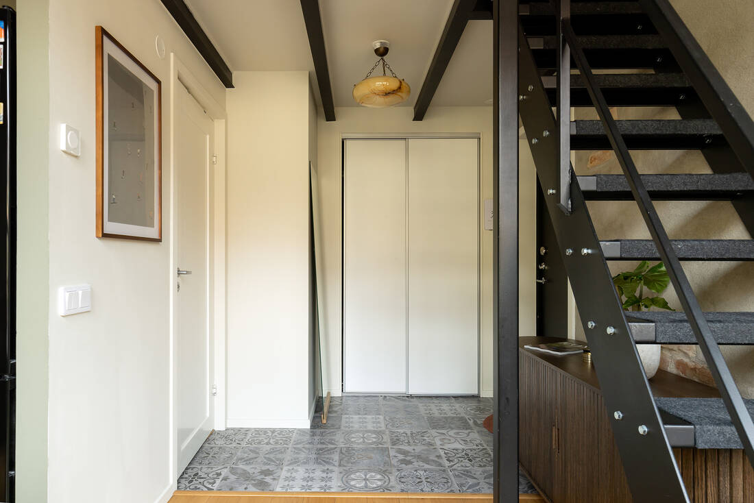 entrée avec escalier acier noir mini loft 52m2 entrée avec escalier acier noir mini loft 52m2