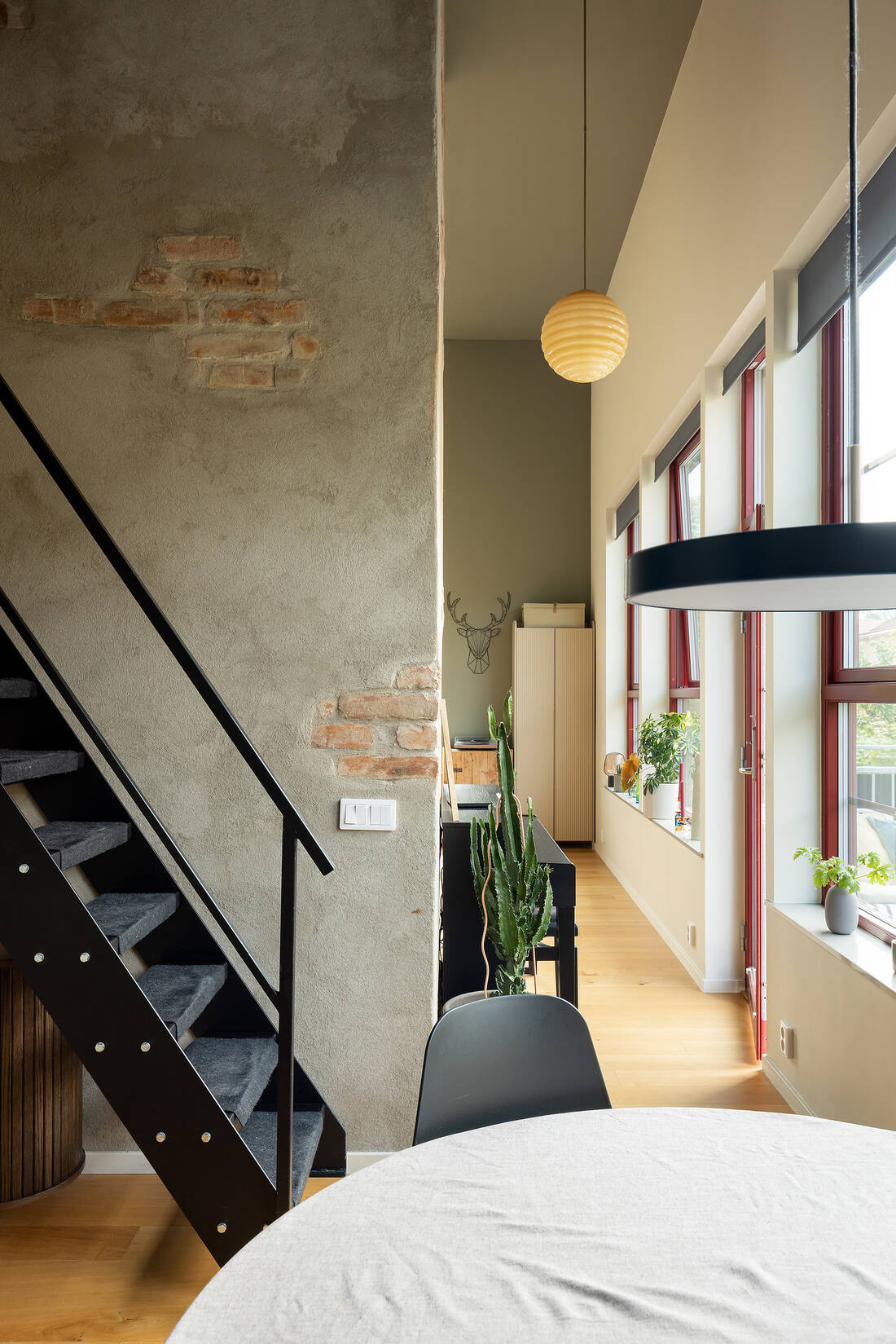 salle à manger avec escalier acier noir mini loft 52m2 salle à manger avec escalier acier noir mini loft 52m2