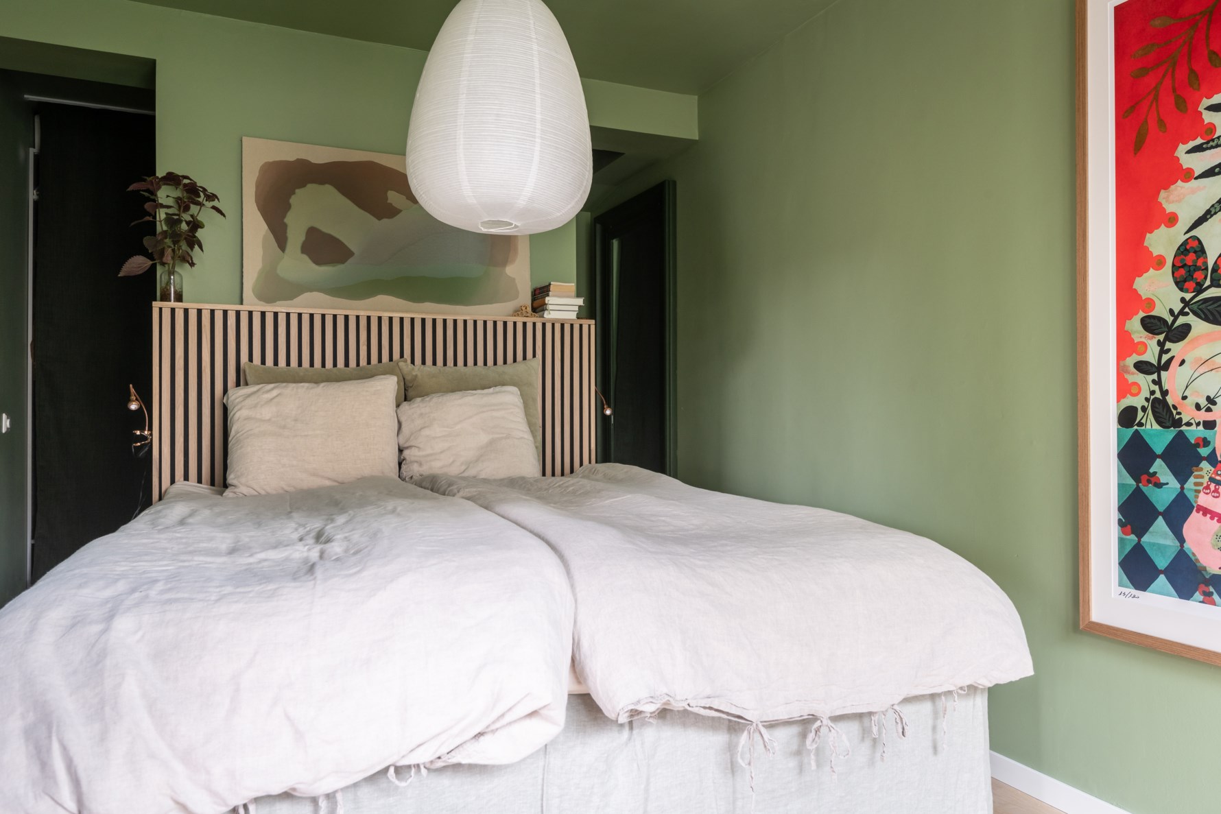 chambre mur vert appartement familial 122m2 décoration colorée chambre mur vert appartement familial 122m2 décoration colorée