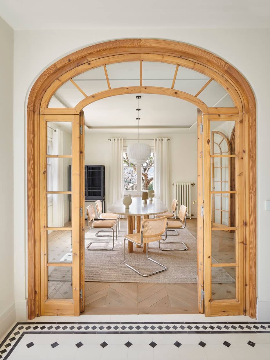 salle à manger portes en verre cintrées maison rénovée décoration contemporaine et naturelle salle à manger portes en verre cintrées maison rénovée décoration contemporaine et naturelle