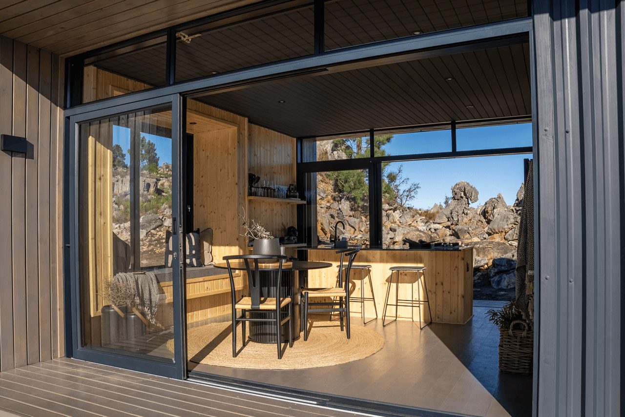 petite maison en bois noir The Hill Luxury Cabin Afrique du Sud petite maison en bois noir The Hill Luxury Cabin Afrique du Sud