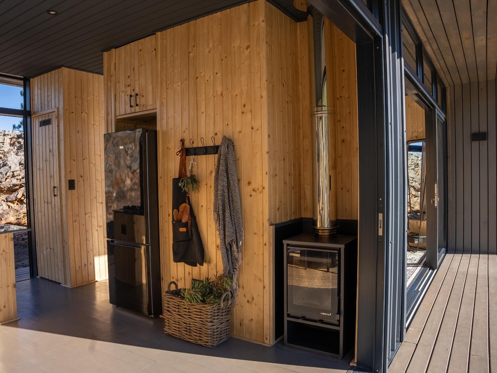 petite maison en bois noir The Hill Luxury Cabin Afrique du Sud petite maison en bois noir The Hill Luxury Cabin Afrique du Sud