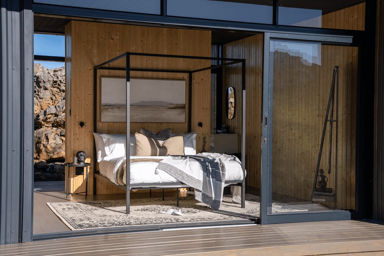 chambre petite maison en bois noir The Hill Luxury Cabin Afrique du Sud chambre petite maison en bois noir The Hill Luxury Cabin Afrique du Sud