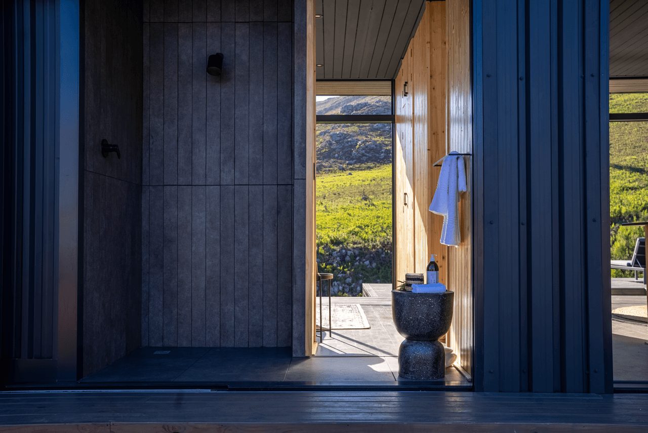 salle de bain petite maison en bois noir The Hill Luxury Cabin Afrique du Sud salle de bain petite maison en bois noir The Hill Luxury Cabin Afrique du Sud
