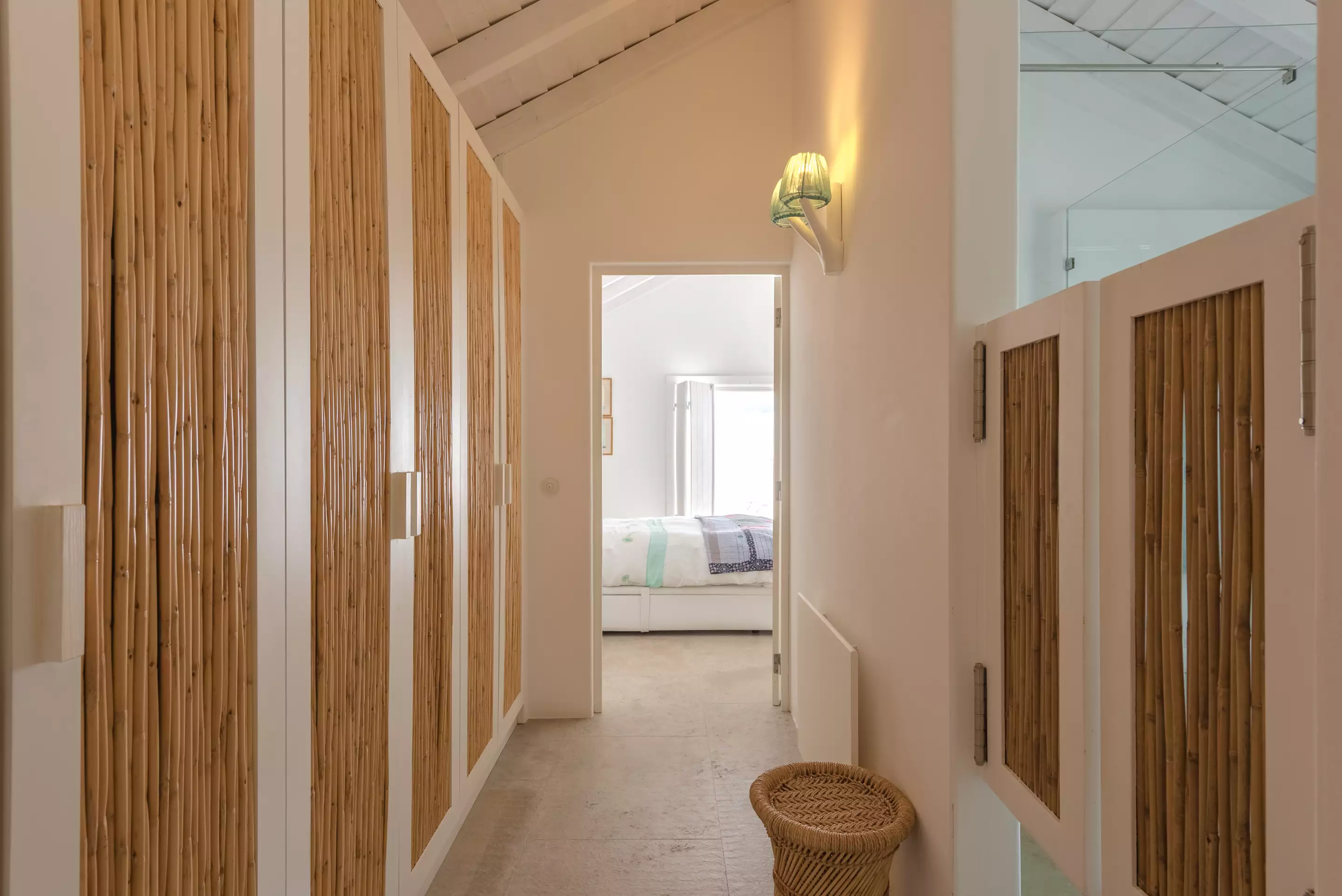 couloir avec dressing portes roseaux