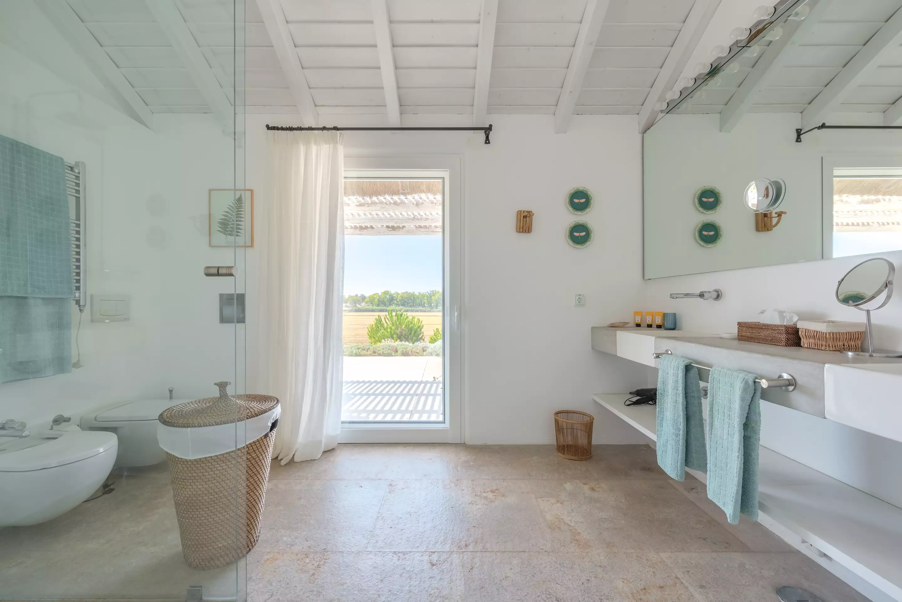 salle de bain avec baie vitrée