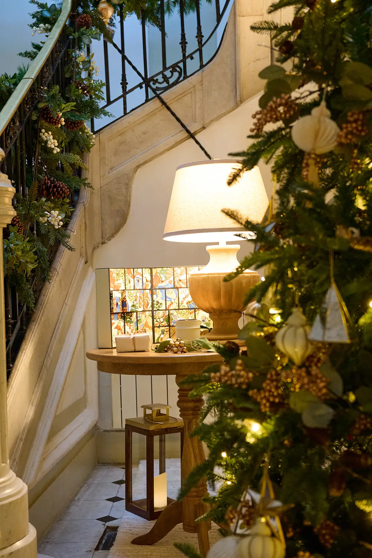 escalier décoré avec branches de sapin escalier décoré avec branches de sapin