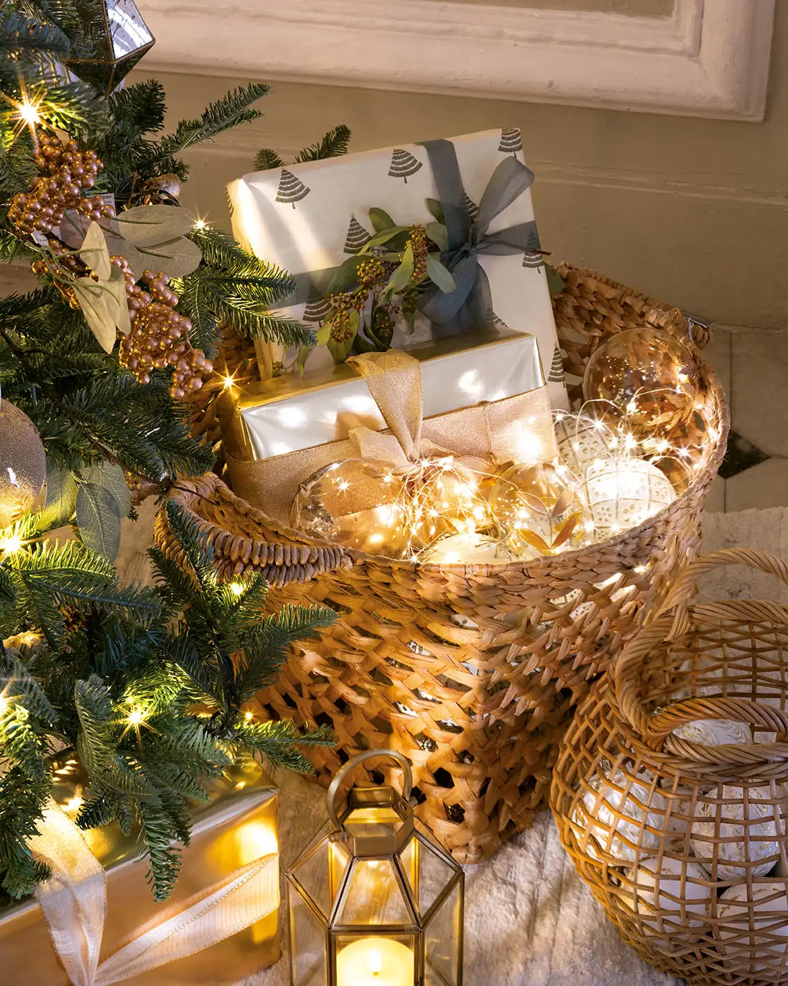 cadeaux sous le sapin décorés en vert blanc et doré cadeaux sous le sapin décorés en vert blanc et doré