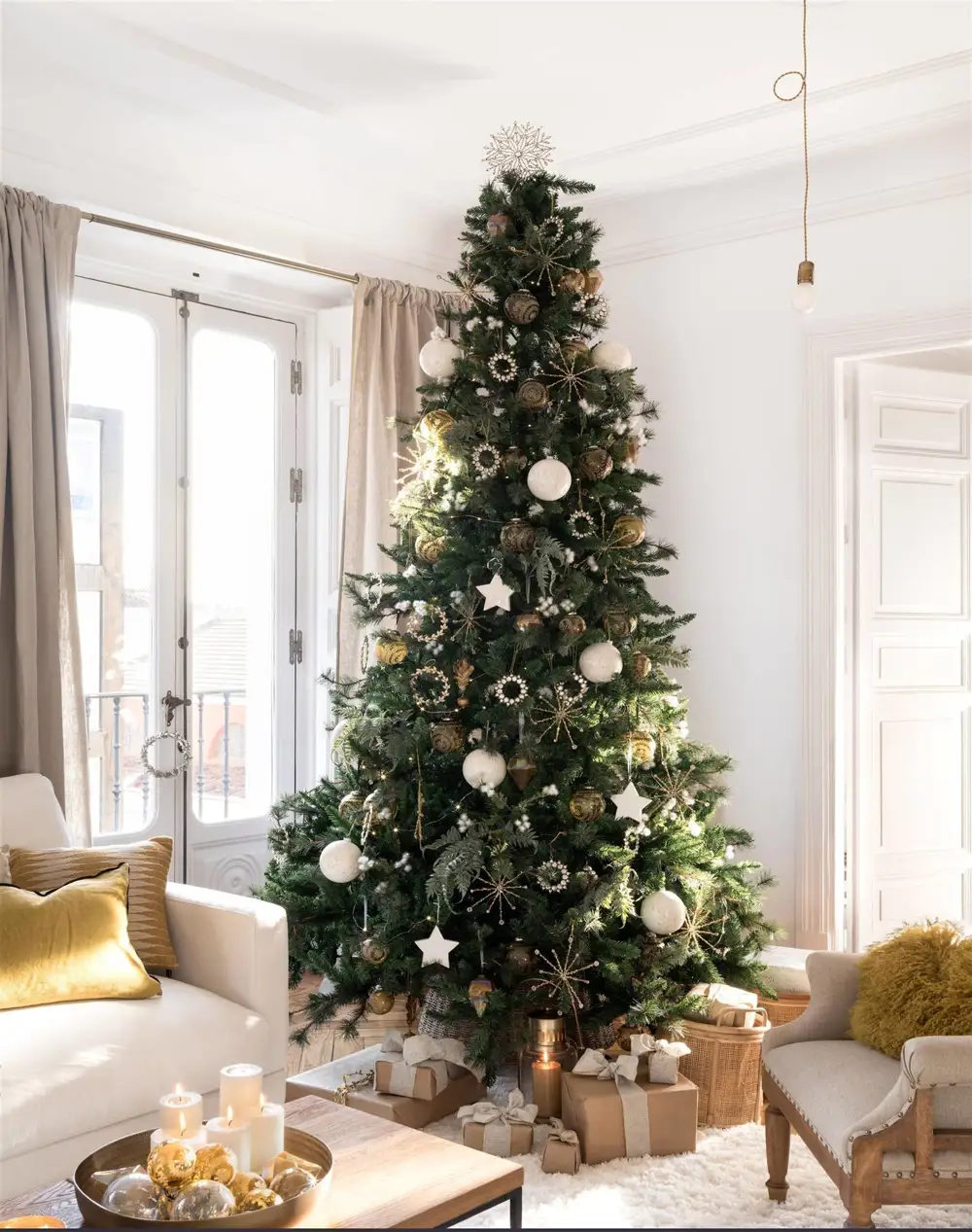 salon avec sapin touchant le plafond salon avec sapin touchant le plafond