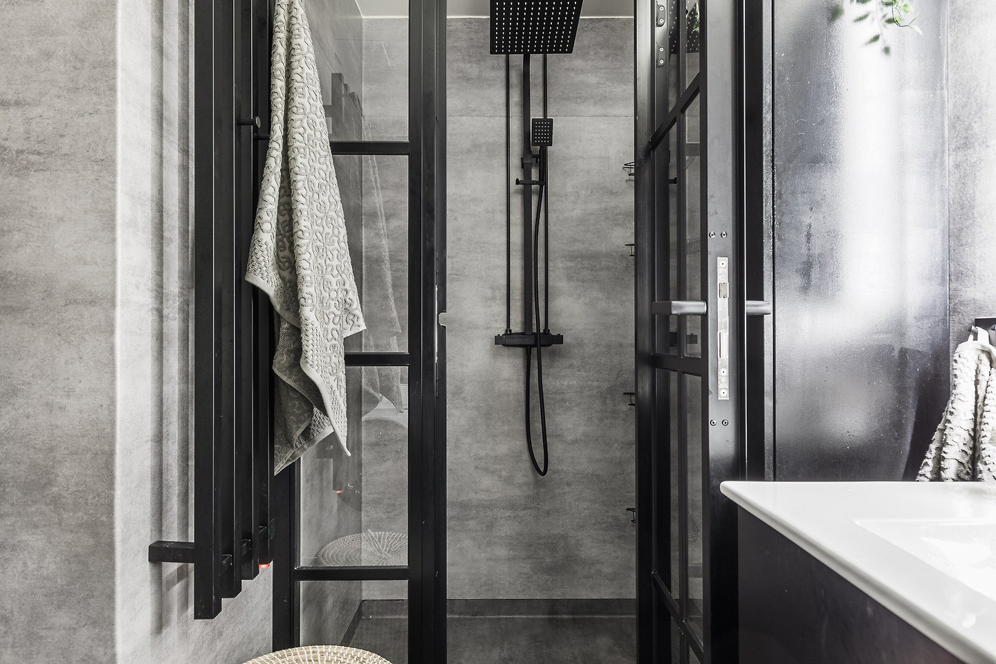 salle de bain grise et noire appartement 50m2
