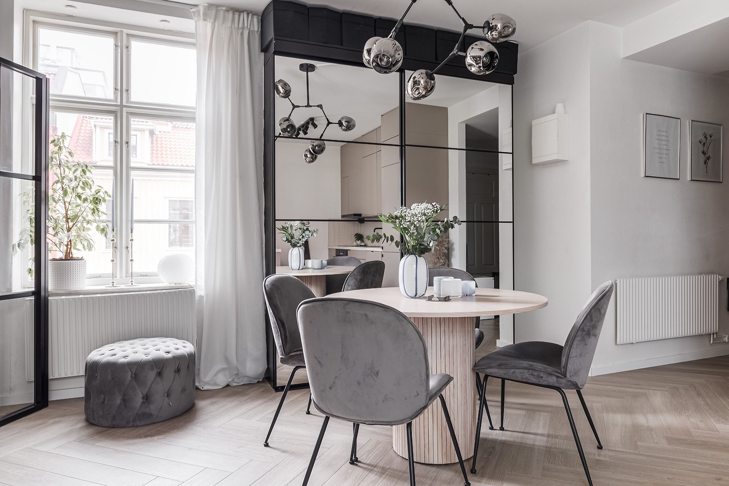 salle à manger décoration beige et noire appartement 50m2