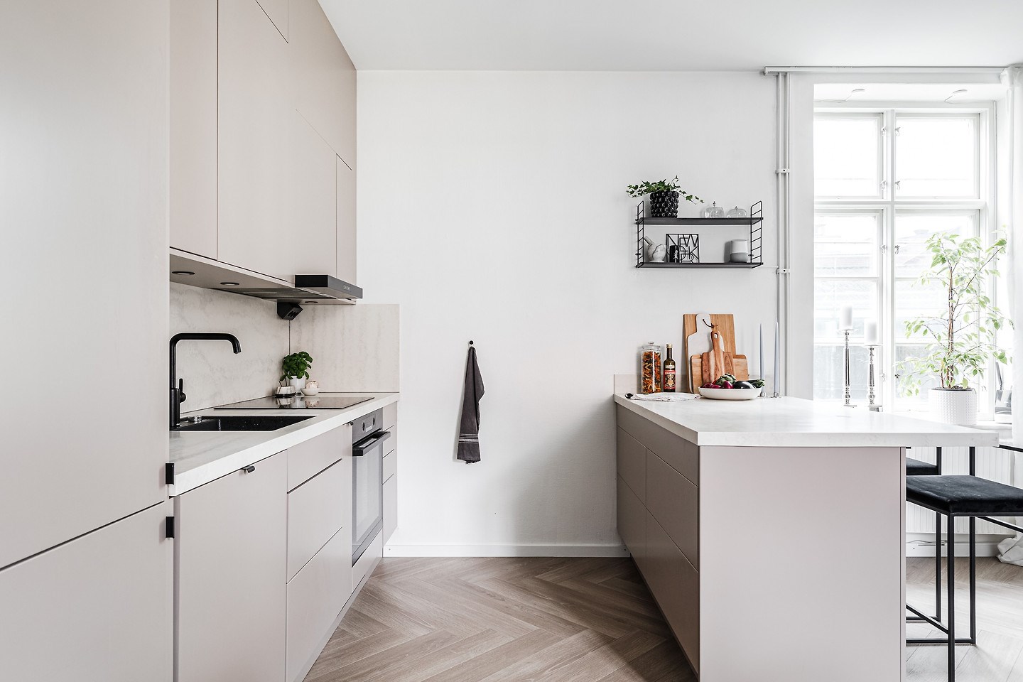 cuisine beige et marbre design ouverte avec îlot