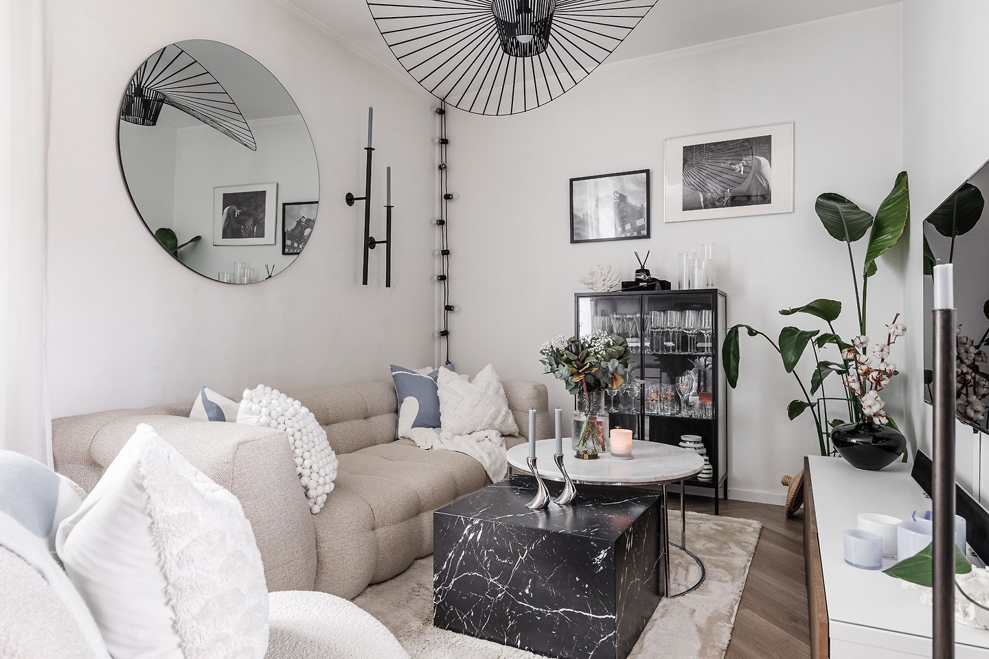 salon décoration beige et noire appartement 50m2