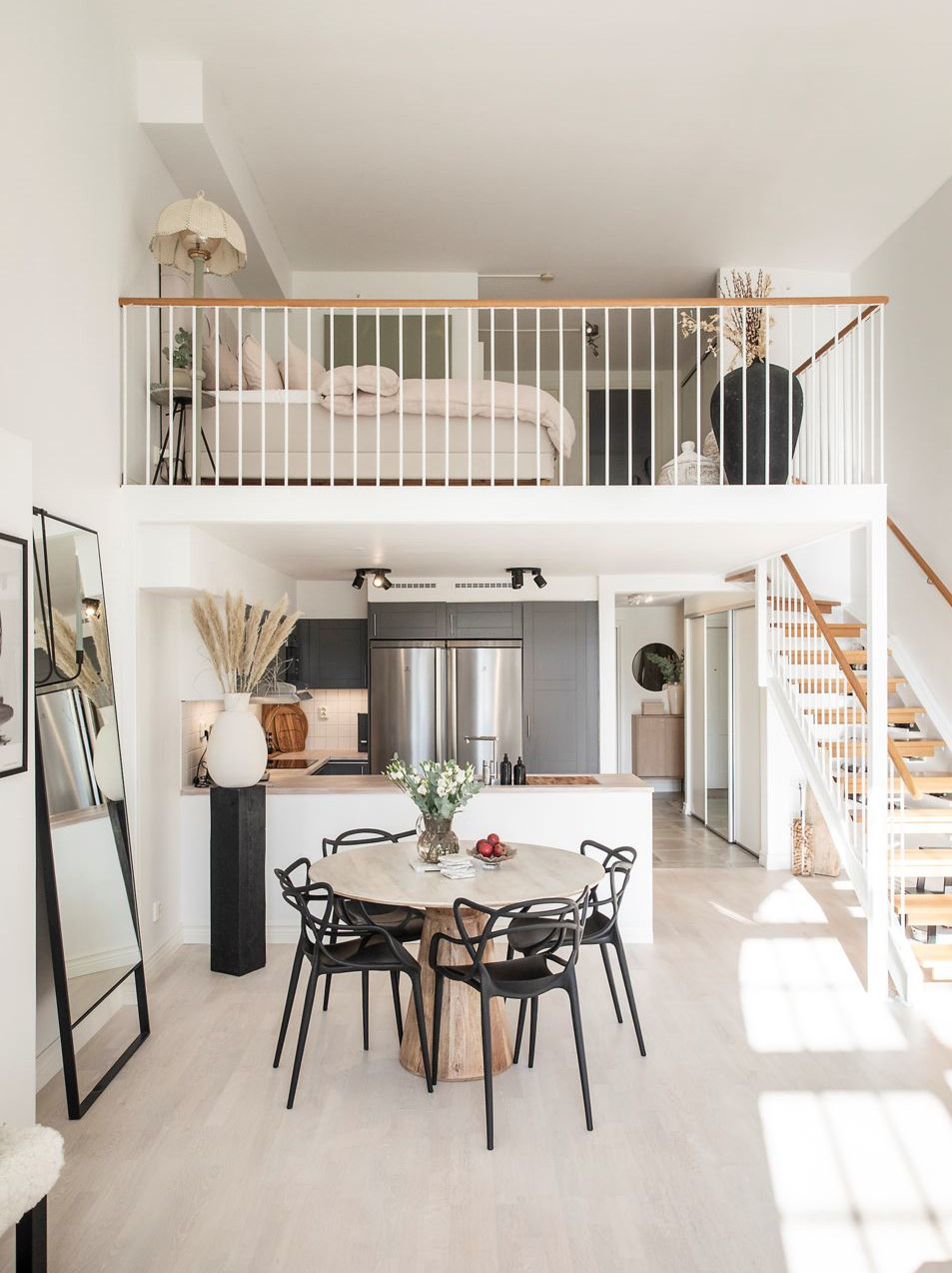 salon avec mezzanine appartement en duplex décoration scandinave naturelle