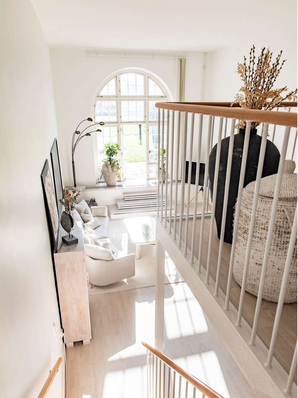 salon avec fenêtre cintrée appartement en duplex décoration scandinave naturelle