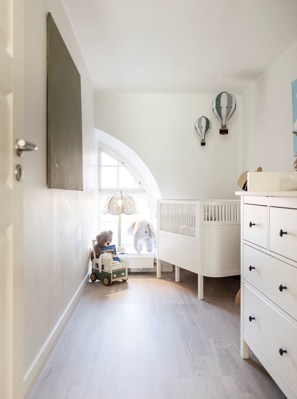 chambre enfant avec fenêtre cintrée appartement en duplex décoration scandinave naturelle