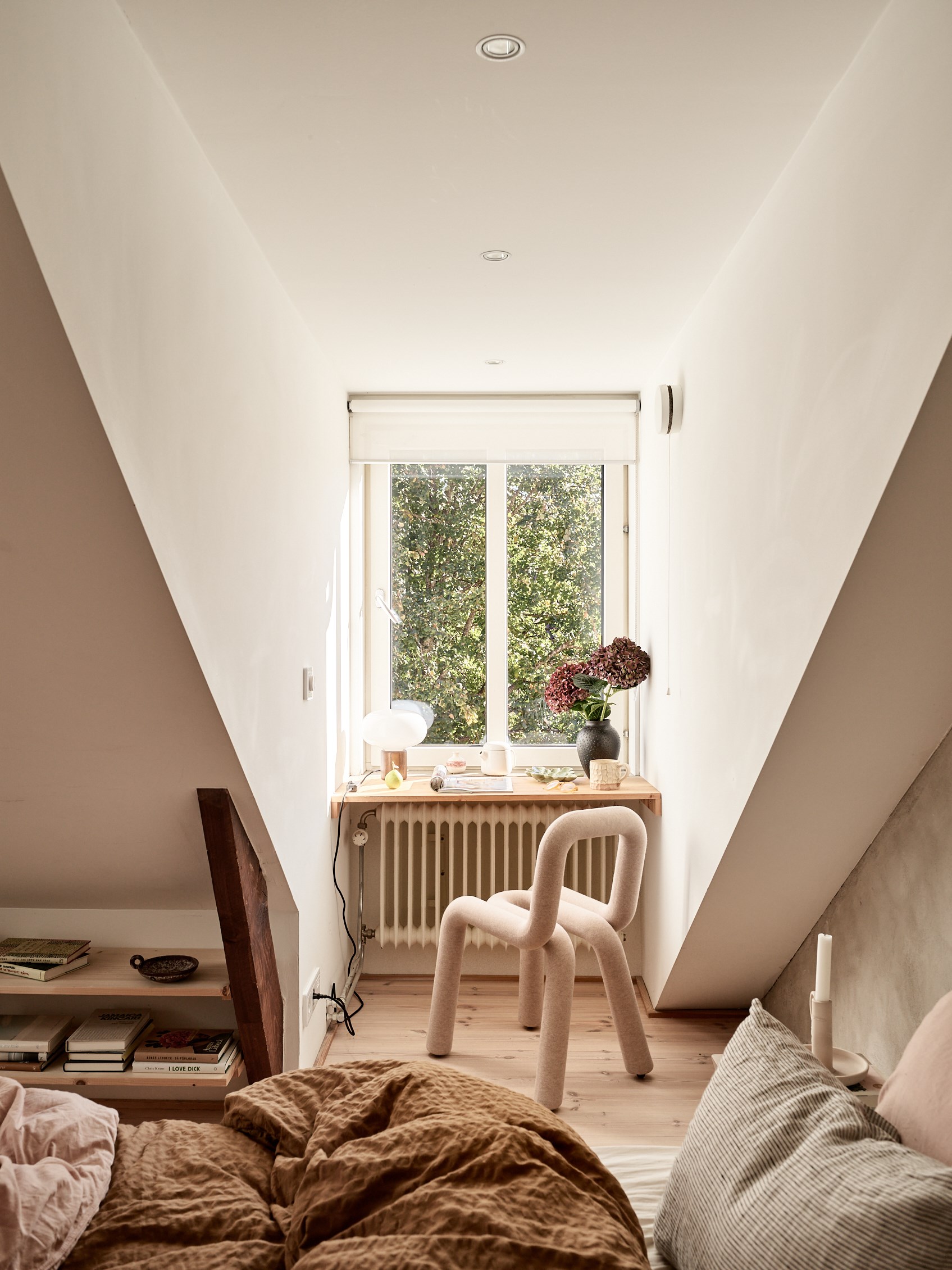 chambre mansardée décoration scandinave avec espace bureau chambre mansardée décoration scandinave avec espace bureau