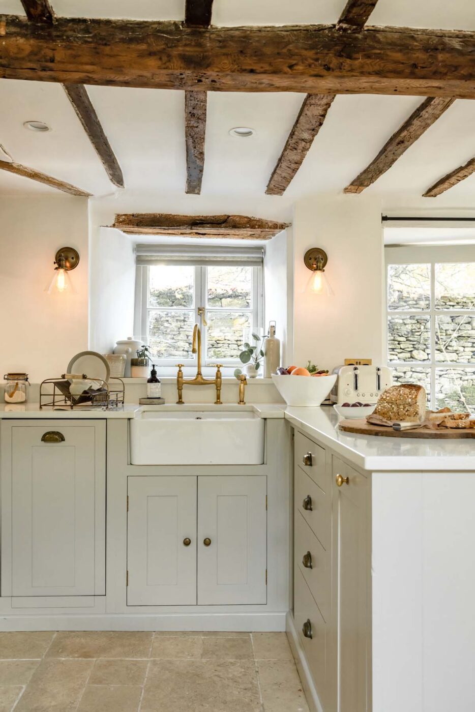cuisine avec poutres maison anglaise ancienne The Collector's House