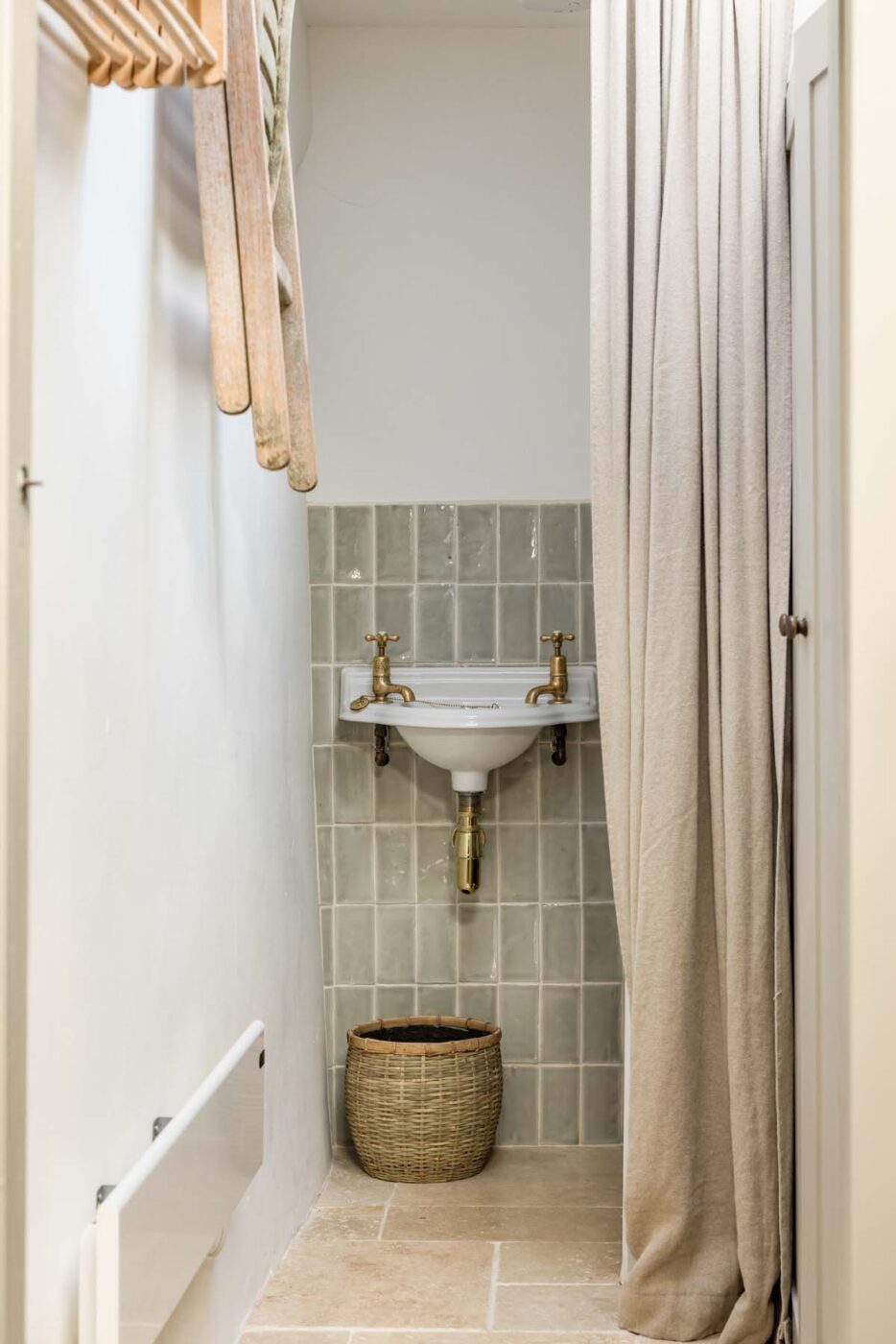 salle de bain carrelage vert The Collector's House