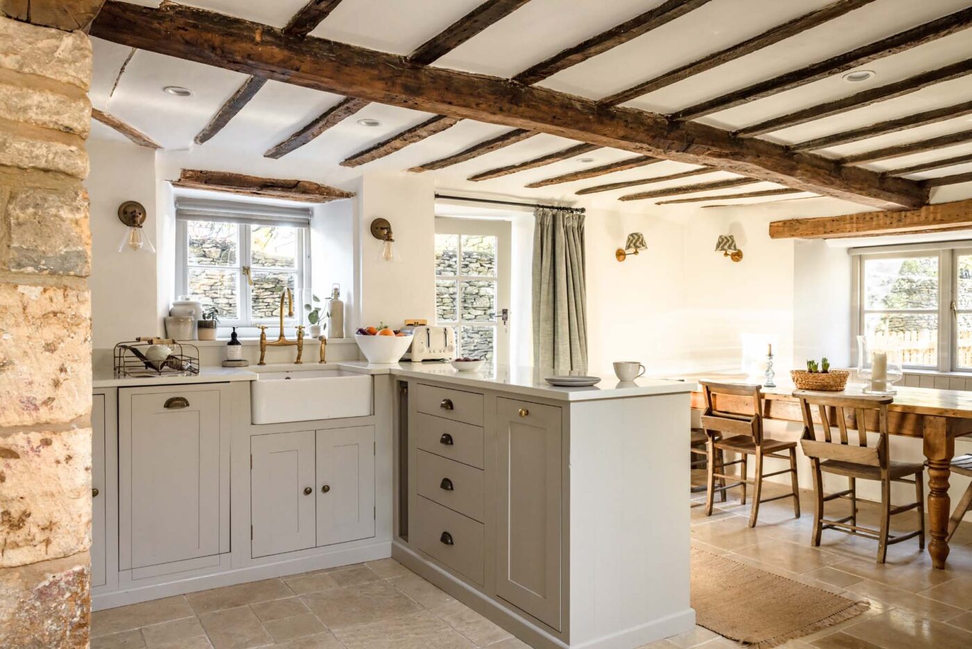 cuisine avec poutres maison anglaise ancienne The Collector's House