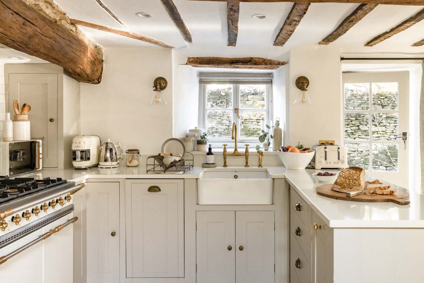cuisine avec poutres maison anglaise ancienne The Collector's House