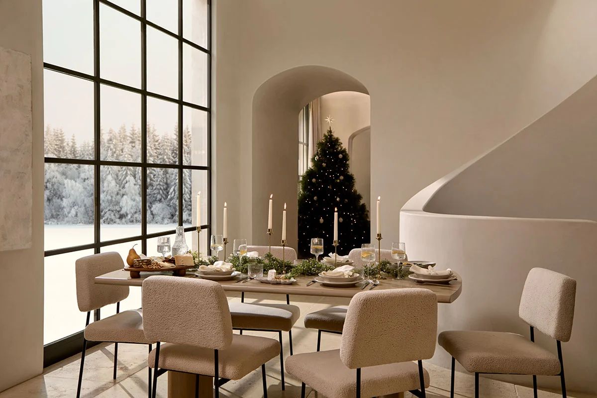 salle à manger avec baie vitrée et sapin décoration beige 