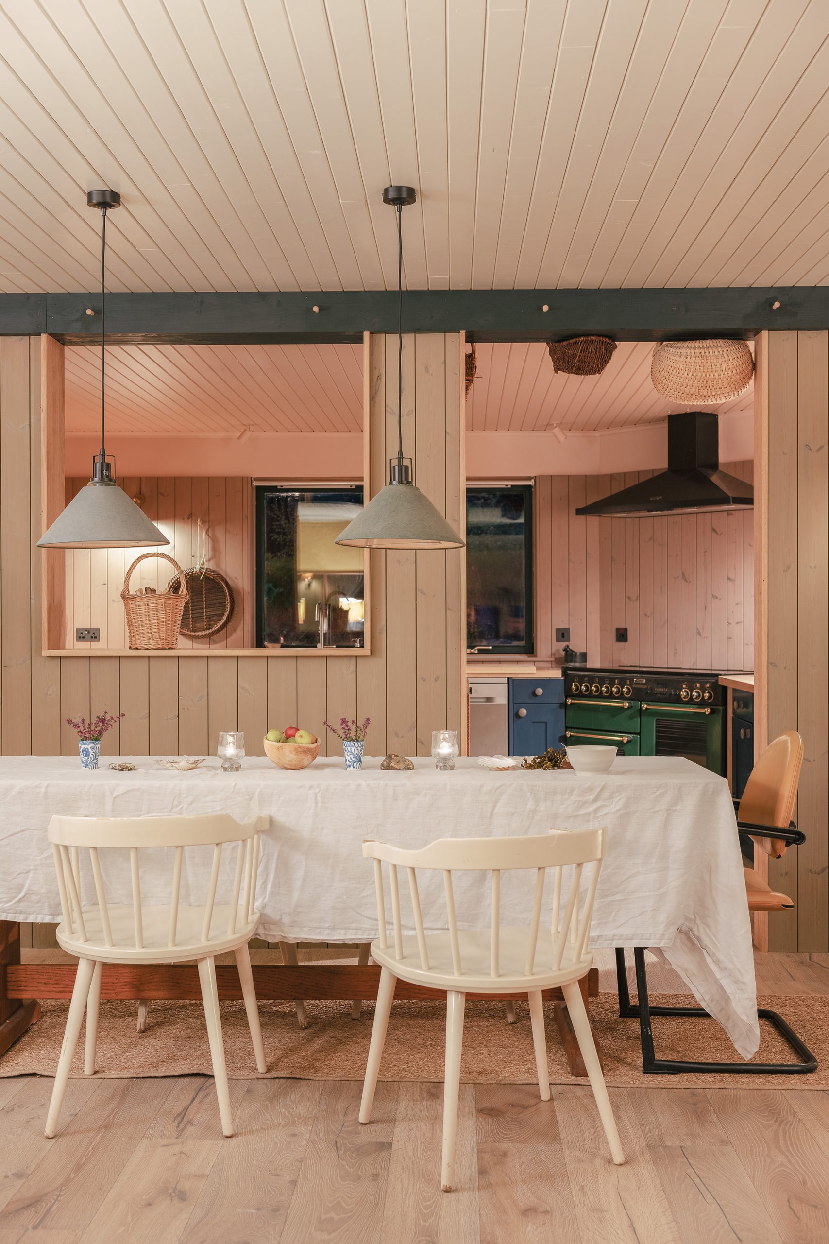 salle à manger maison en bois sur le loch Sunart salle à manger maison en bois sur le loch Sunart