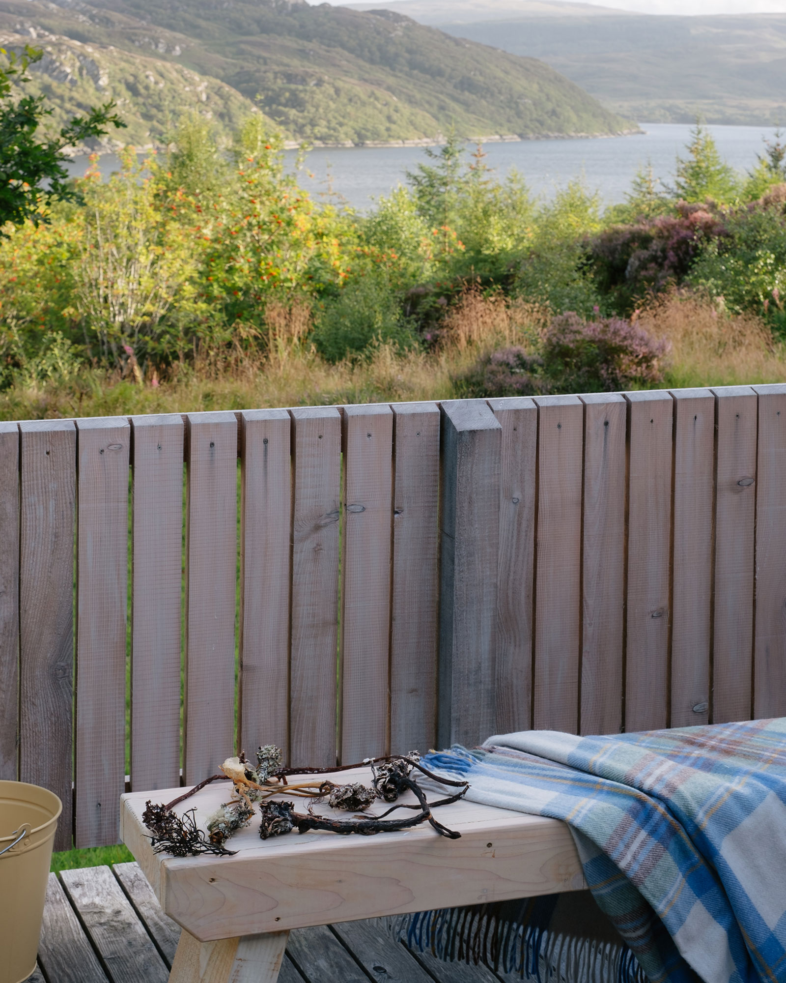 terrasse maison en bois sur le loch Sunart terrasse maison en bois sur le loch Sunart