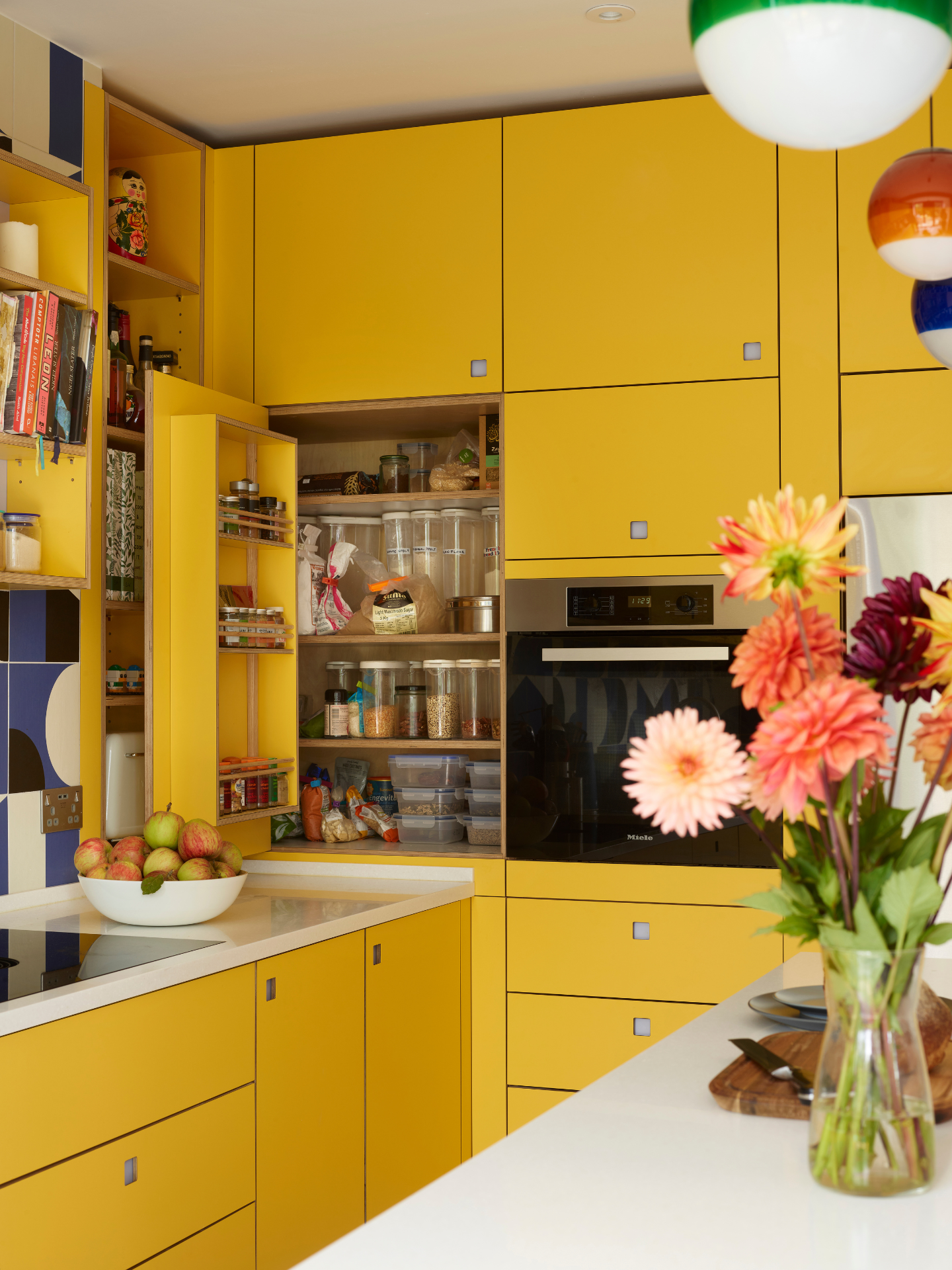 cuisine jaune contemporaine Pluck