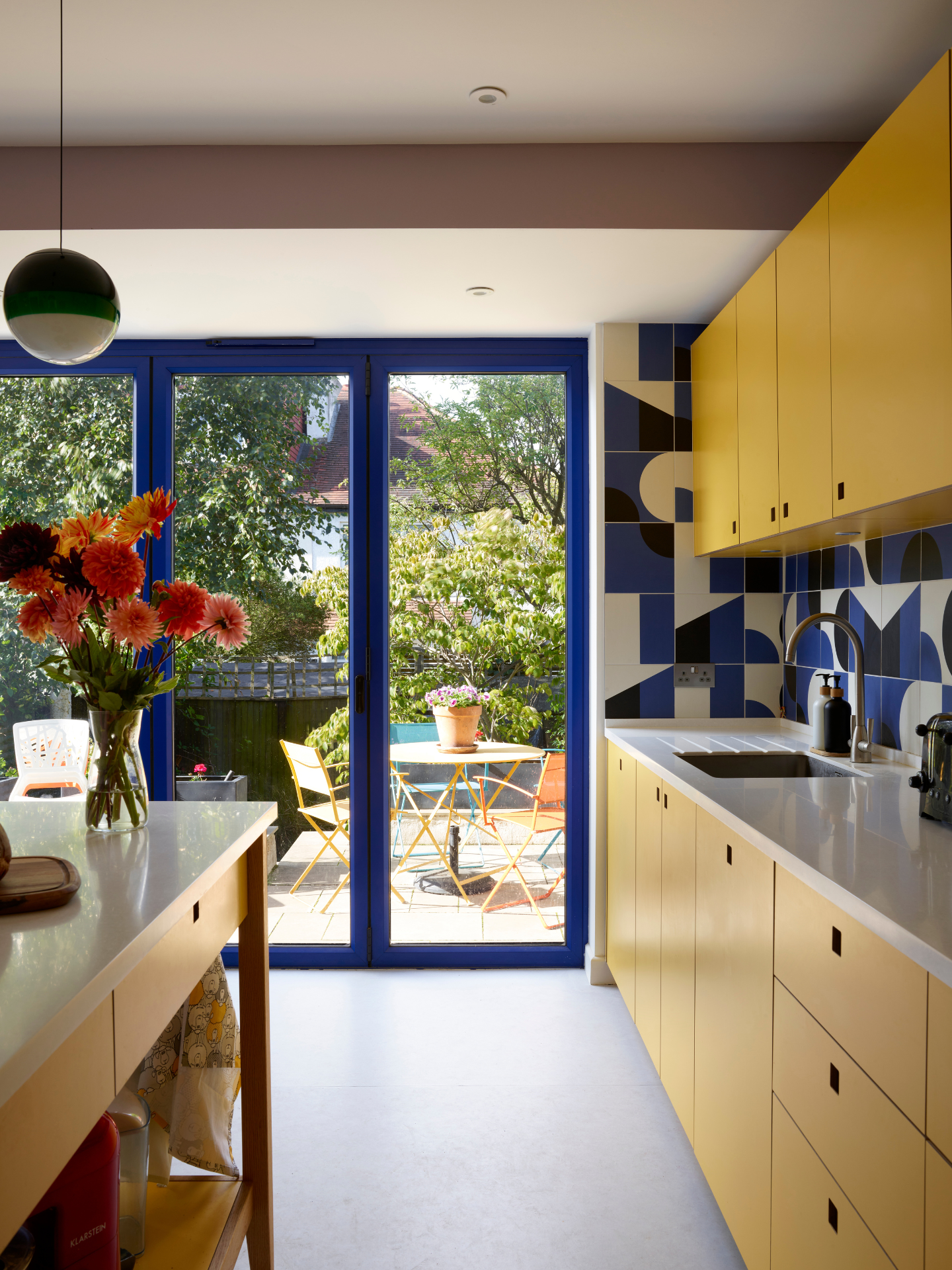cuisine jaune contemporaine Pluck
