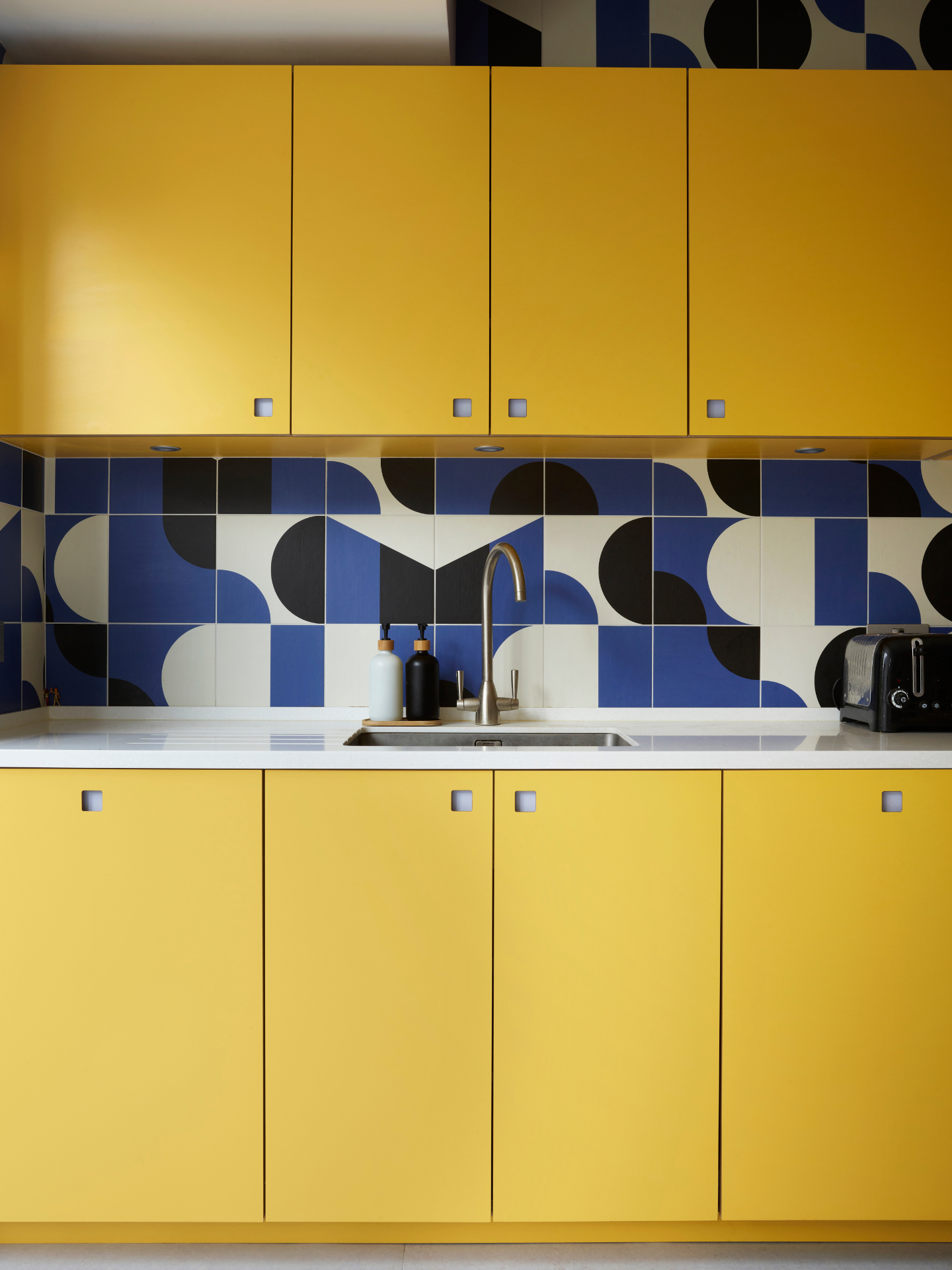 cuisine jaune contemporaine Pluck
