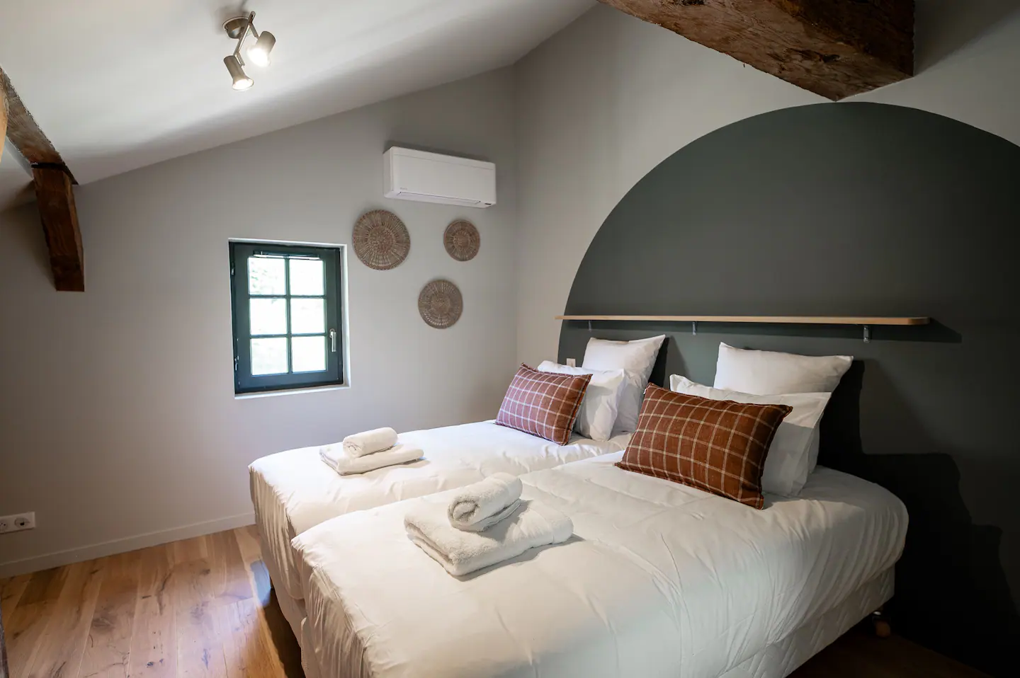 chambre mansardée avec poutres maison landaise Marie-Lys