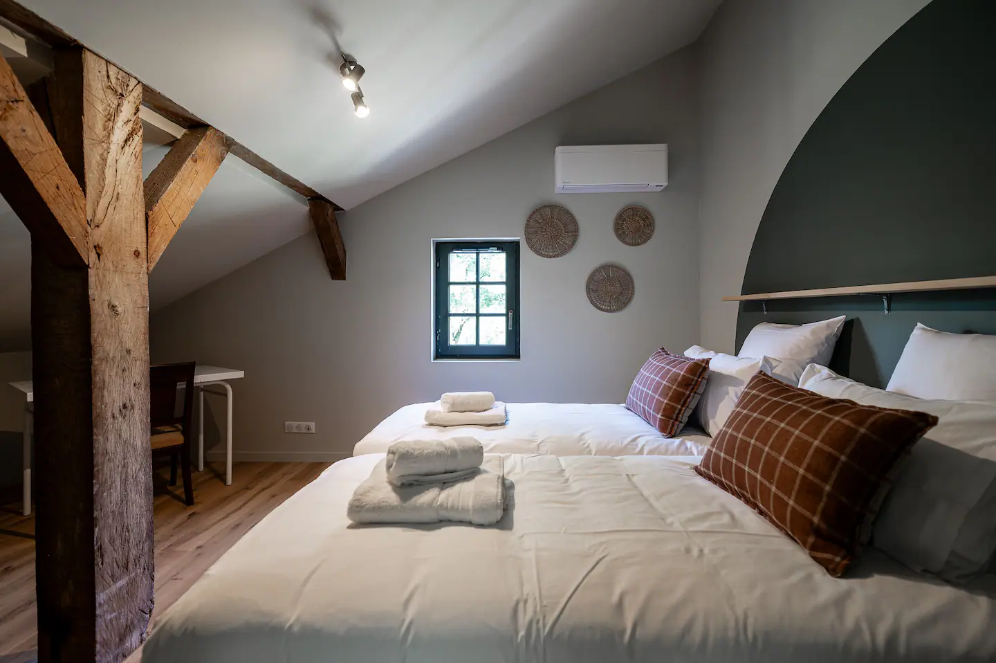 chambre mansardée avec poutres maison landaise Marie-Lys