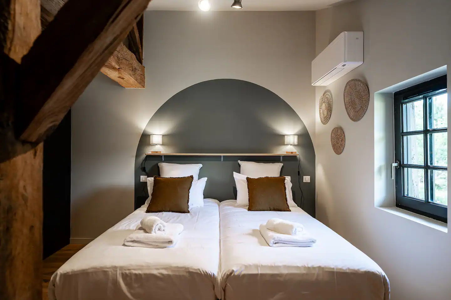 chambre mansardée avec poutres maison landaise Marie-Lys