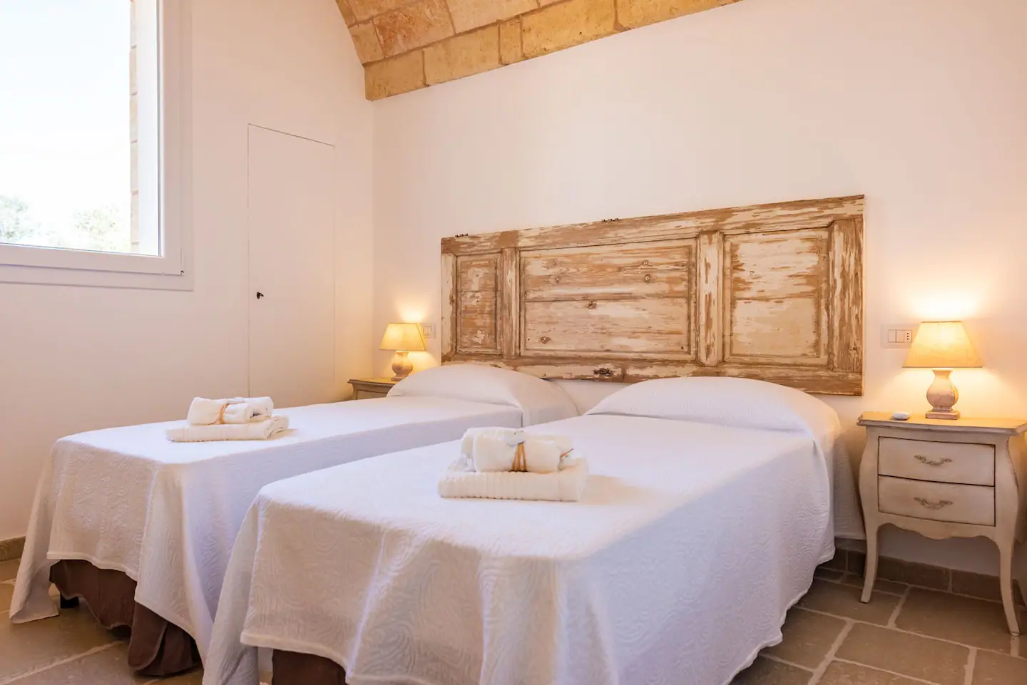 chambre à deux lits maison en pierres villa Leukos Salento chambre à deux lits maison en pierres villa Leukos Salento