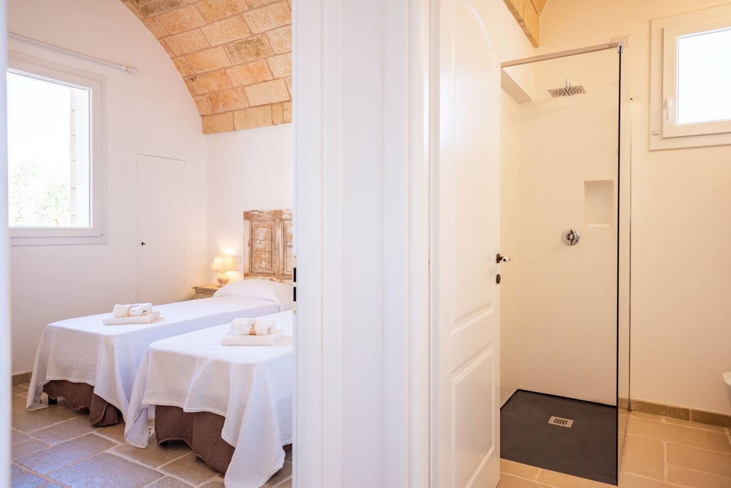 chambre avec salle de bain maison en pierres villa Leukos Salento chambre avec salle de bain maison en pierres villa Leukos Salento