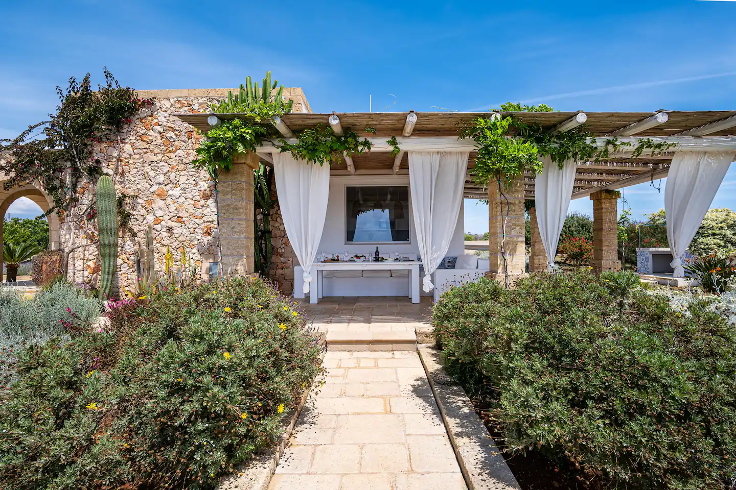 terrasse avec pergola maison en pierres villa Leukos Salento terrasse avec pergola maison en pierres villa Leukos Salento