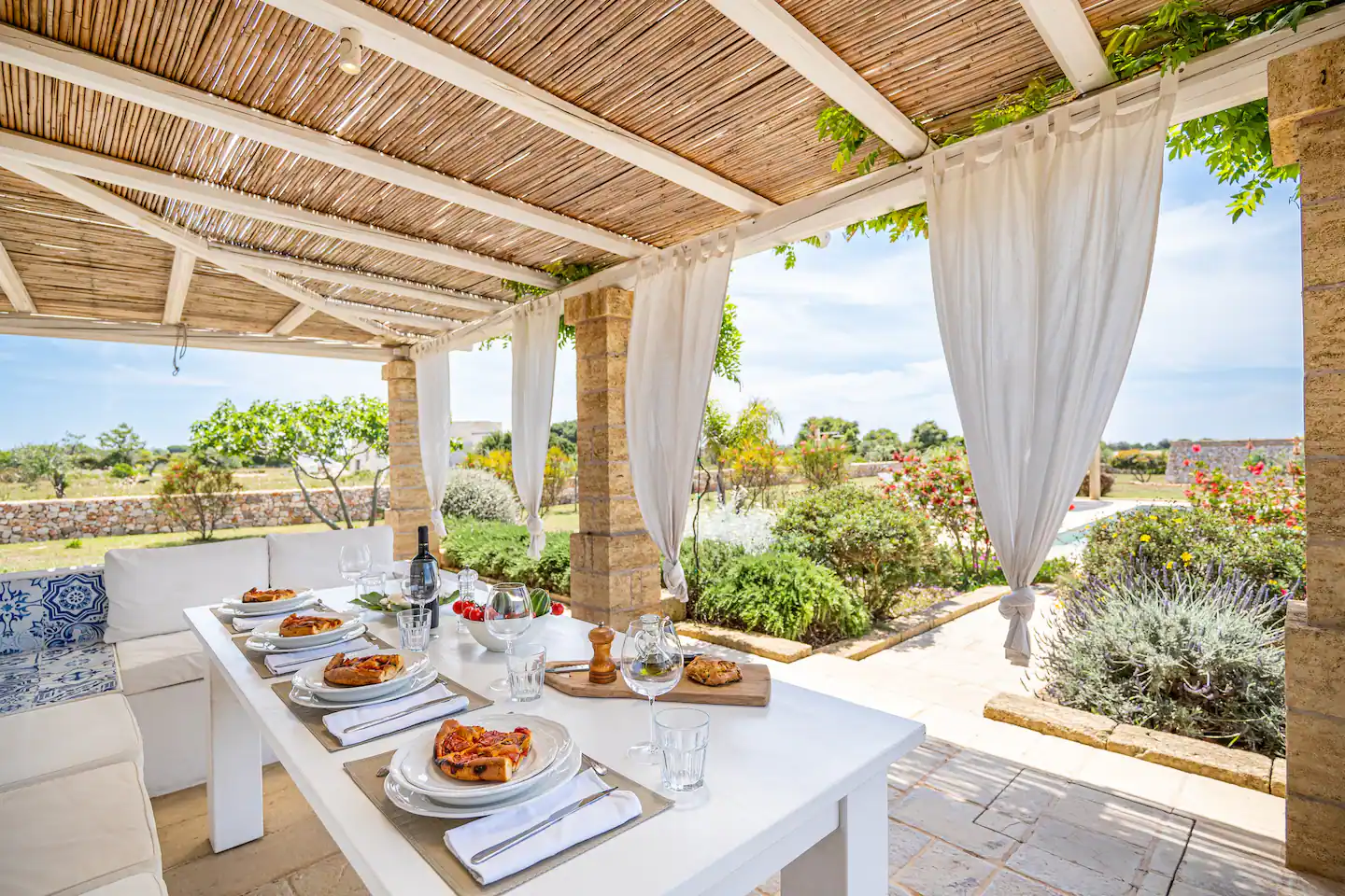 terrasse avec pergola bois et canisses maison en pierres villa Leukos Salento terrasse avec pergola bois et canisses maison en pierres villa Leukos Salento