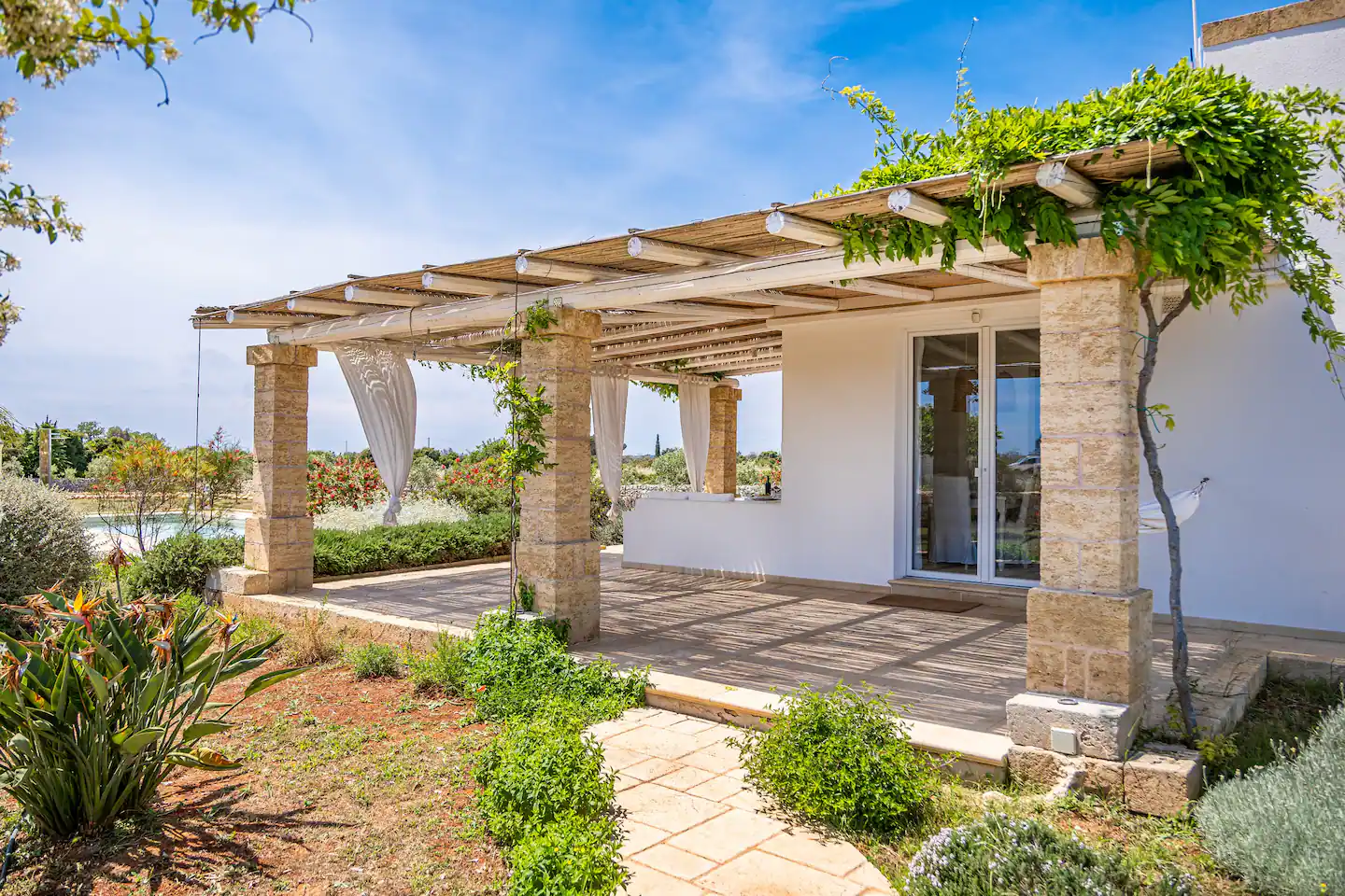 terrasse avec pergola bois et canisses maison en pierres villa Leukos Salento terrasse avec pergola bois et canisses maison en pierres villa Leukos Salento