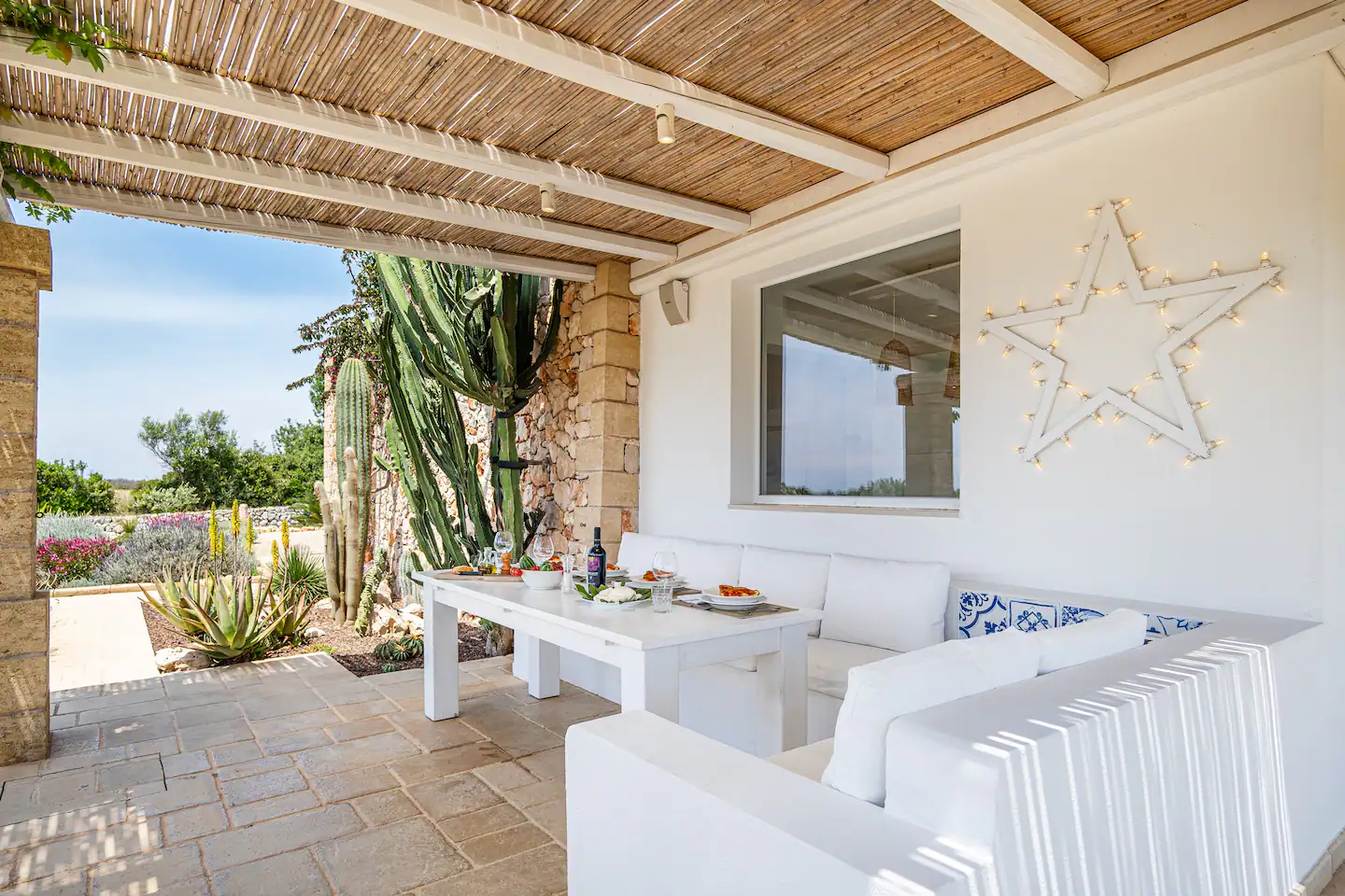 terrasse avec pergola bois et cannisses maison en pierres villa Leukos Salento terrasse avec pergola bois et cannisses maison en pierres villa Leukos Salento