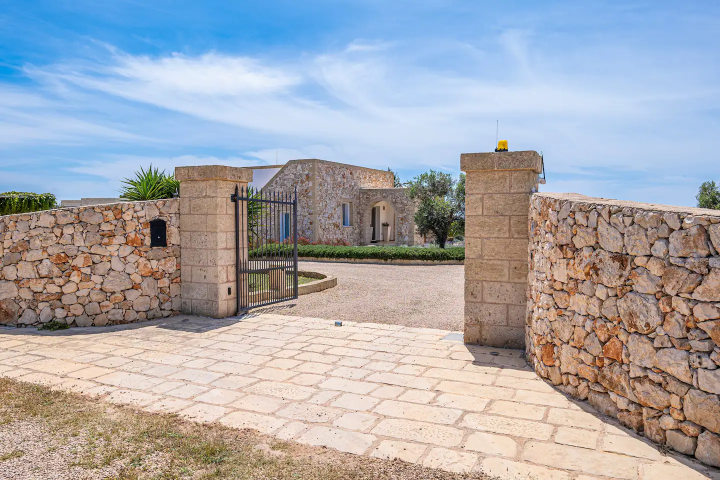 entrée maison en pierres villa Leukos Salento entrée maison en pierres villa Leukos Salento
