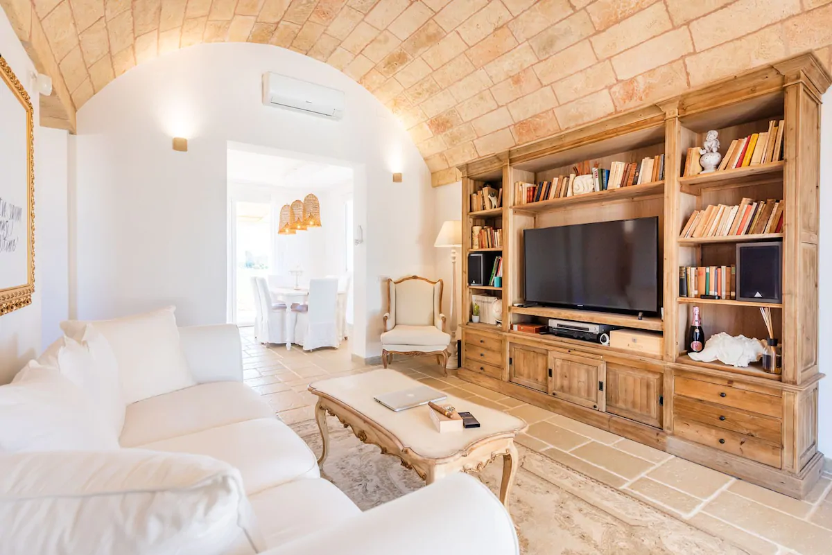 salon avec plafond voûté maison en pierres villa Leukos Salento salon avec plafond voûté maison en pierres villa Leukos Salento