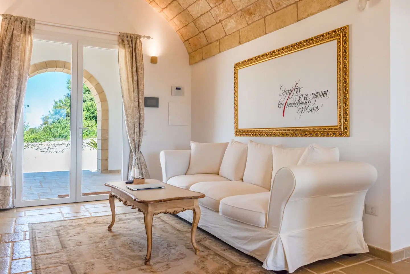 salon avec plafond voûté maison en pierres villa Leukos Salento salon avec plafond voûté maison en pierres villa Leukos Salento
