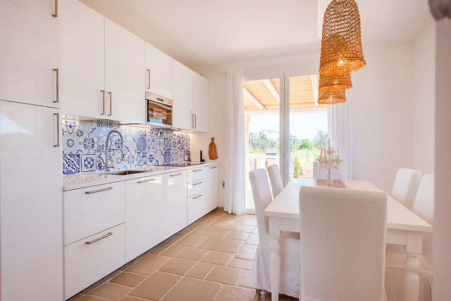 cuisine avec,crédence carrelage bleu style azulejos maison en pierres villa Leukos Salento cuisine avec,crédence carrelage bleu style azulejos maison en pierres villa Leukos Salento