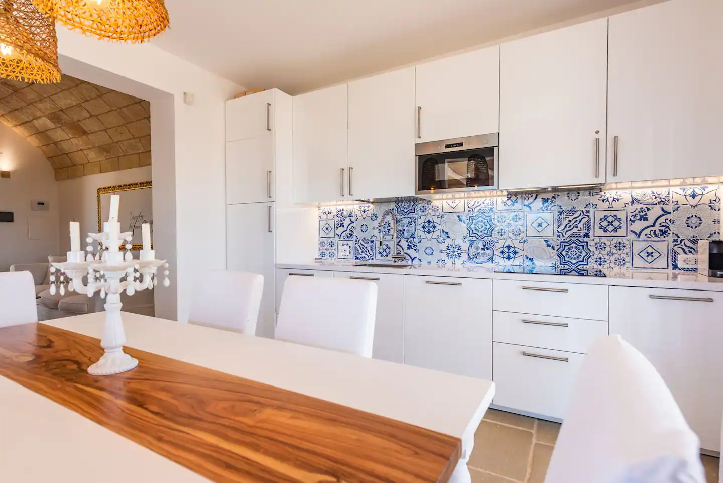 cuisine avec,crédence carrelage bleu style azulejos maison en pierres villa Leukos Salento cuisine avec,crédence carrelage bleu style azulejos maison en pierres villa Leukos Salento