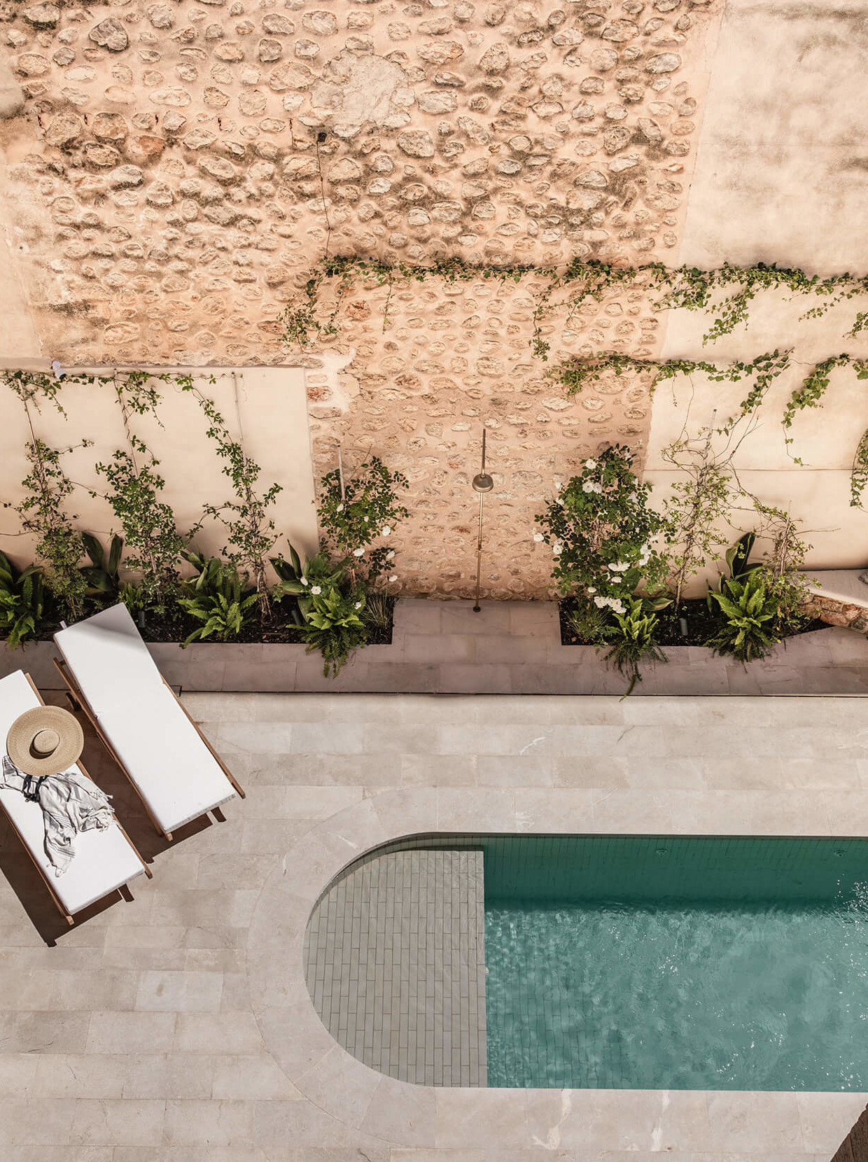 jardin avec piscine maison en pierres